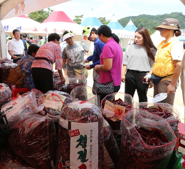 ▲ 괴산축제장에 개장한 괴산고추 직판장.ⓒ괴산군