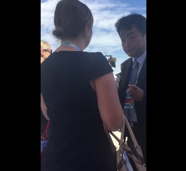 ▲ G20(주요 20개국) 정상회의가 열리고 있는 중국 항저우(杭州)에서 백악관 기자들과 중국 관리들 사이에서 전례 없는 실랑이가 벌어졌다. 사진은 로베르타 램톤 英'로이터'의 백악관 출입기자가 촬영한 중국 측 관리의 제지 당시 모습.ⓒ로베르타 램폰 트위터 게시물 영상 캡쳐