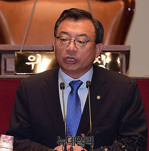 ▲ 새누리당 이정현 대표가 5일 국회에서 대표교섭단체 연설을 했다. 이 자리에서 이 대표는 특권 내려놓기를 가장 먼저 언급했다. ⓒ뉴데일리 이종현 기자