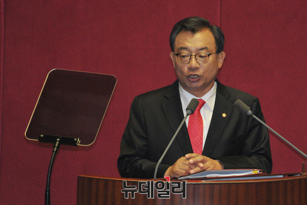 ▲ 새누리당 이정현 대표가 5일 국회 본회의장에서 교섭단체 대표연설을 하고 있다. ⓒ뉴데일리 이종현 기자