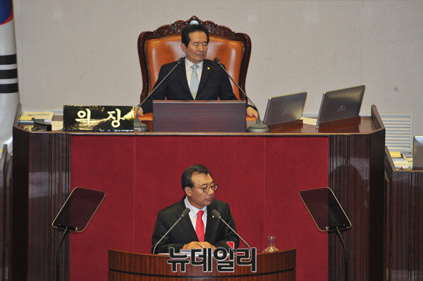 ▲ 새누리당 이정현 대표가 5일 대표교섭단체 연설을 하고 있다. 연설을 하고 있는 뒤로 정세균 국회 의장이 보인다. ⓒ뉴데일리 이종현 기자