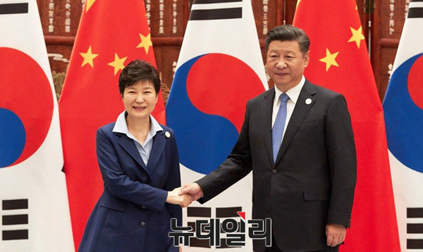 ▲ 박근혜 대통령과 시진핑 중국 국가주석이 5일 정상회담에 앞서 인사를 나누고 있다. ⓒ뉴데일리