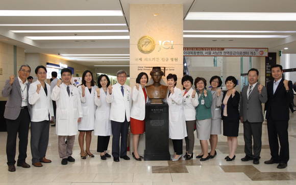 ▲ 김승철 이회의료원장을 비롯한 보구여관 설립 130주년 기념 사업 준비 태스크포스팀원들이 기념촬영을 하고 있다.ⓒ이화의료원