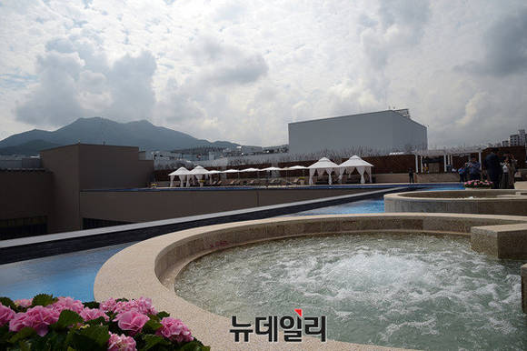 ▲ 하늘을 보며 수영할 수 있는 인피니티풀 ⓒ공준표 기자