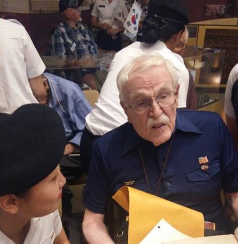 ▲ 지난 3일 미국 워싱턴DC 용사의 집을 방문한 성신여자대학교 학군단 후보생들이 6·25참전용사와 대화를 나누고 있다. ⓒ성신여대