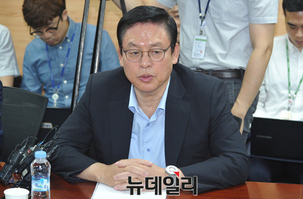 ▲ 새누리당 정우택 의원이 6일 라디오에 출연해 모병제에 대해 반대하는 입장을 밝혔다. 그는 모병제 주장이 우리의 안보 현실에 맞지 않다고 지적했다. ⓒ뉴데일리 이종현 기자