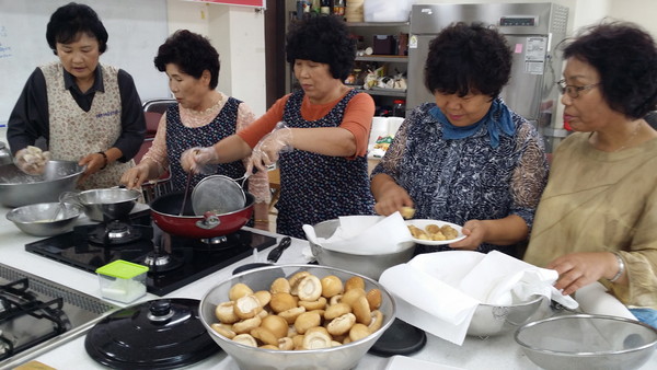 ▲ 봉화군농업기술센터는 지난 5일 우리음식연구회원 39명을 대상으로 농업기술센터 생활과학연수관에서 버섯을 활용한 버섯밥, 버섯탕수육 등 교육을 실시했다.ⓒ봉화군 제공