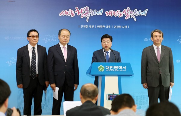 ▲ 권선택 대전시장이 국악방송 유치와 관련, 브리핑을 하고 있다.ⓒ대전시