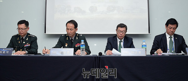 ▲ 왼쪽부터 서호석 육군본부 지원단장, 김현종 육군본부 정책차장, 이근범 'Dx korea 2016' 조직위원장, 박춘종 'Dx korea 2016' 운영위원장 ⓒ 뉴데일리 공준표