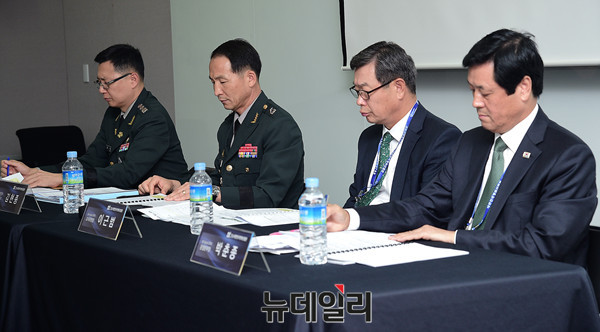 ▲ 왼쪽부터 서호석 육군본부 지원단장, 김현종 육군본부 정책차장, 이근범 'Dx korea 2016' 조직위원장, 박춘종 'Dx korea 2016' 운영위원장 ⓒ 뉴데일리 공준표