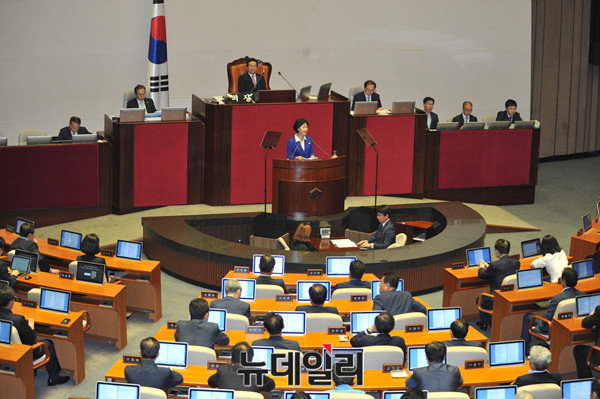 ▲ 새누리당 추미애 의원이 6일 대표 교섭단체 연설을 하고 있다. 이날 추 대표의 연설의 상당 부분이 새누리당과 정부를 공격하는 것이었음에도 새누리당 이정현 대표는 "잘 들었다"며 각을 세우지 않았다. ⓒ뉴데일리 이종현 기자