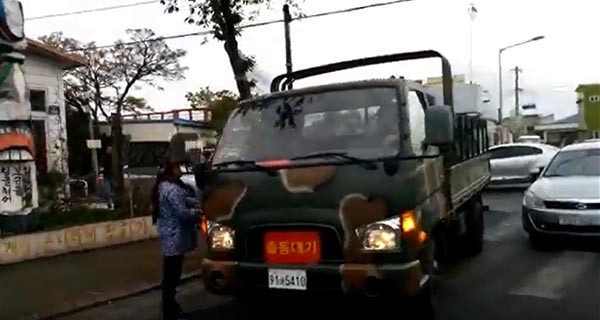 ▲ 지난 4월 28일 유튜브에 올라온 강정마을 해병대 비난 영상. ⓒ유튜브 관련영상 캡쳐