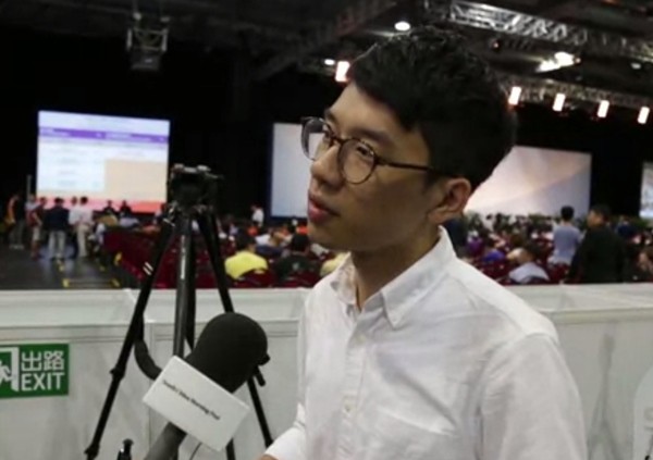 ▲ 2014년 홍콩을 민주화 물결로 뒤덮었던 '우산혁명' 주도 청년들이 지난 4일 치러진 홍콩 입법회 의원 선거에서 대거 당선돼 눈길을 끌고 있다. 특히 네이선 로(羅冠聰·23) 데모시스토당 주석은 홍콩 역사상 최연소 입법회 위원으로 당선됐다. 사진은 네이선 로 데모시스토당 주석 인터뷰 모습.ⓒ'SCMP'중계영상 캡쳐