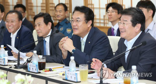 ▲ 새누리당 정진석 원내대표가 6일 오후 서울 중부경찰서에서 열린 민생치안 현장간담회에서 경찰 측 참석자의 발언을 경청하고 있다. 사진 왼쪽부터 새누리당 윤재옥 안행위 간사, 유재중 안행위원장, 정진석 원내대표, 강석호 최고위원. ⓒ연합뉴스 사진DB