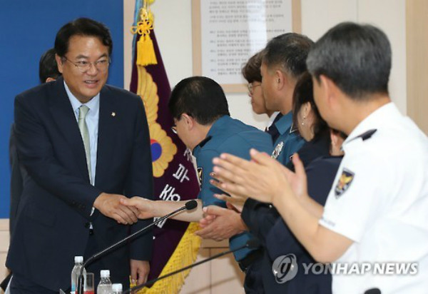 ▲ 새누리당 정진석 원내대표가 6일 오후 서울 중부경찰서에 마련된 민생치안 현장간담회장에 들어서며 경찰 측 참석자들과 악수를 나누고 있다. ⓒ연합뉴스 사진DB