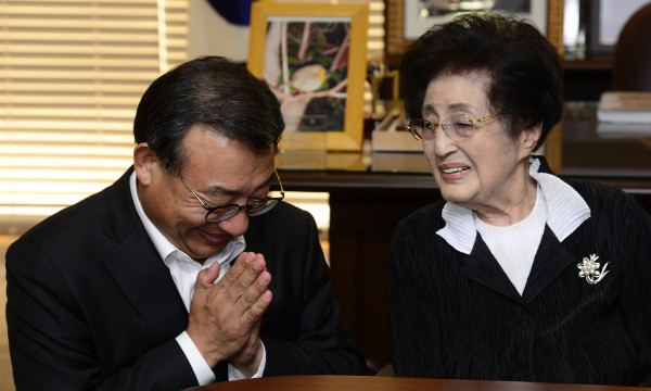 ▲ 새누리당 이정현 대표가 6일 오후 서울 동교동 김대중도서관으로 이희호 여사를 예방한 자리에서 두 손을 모으고 있다. ⓒ국회 사진공동취재단