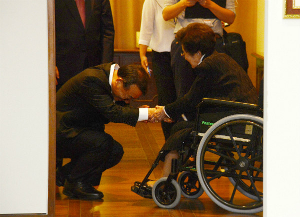 ▲ 새누리당 이정현 대표가 6일 오후 서울 동교동 김대중도서관에서 이희호 여사 예방을 마치고 헤어지면서 몸을 낮춰 악수를 청하고 있다. ⓒ국회 사진공동취재단