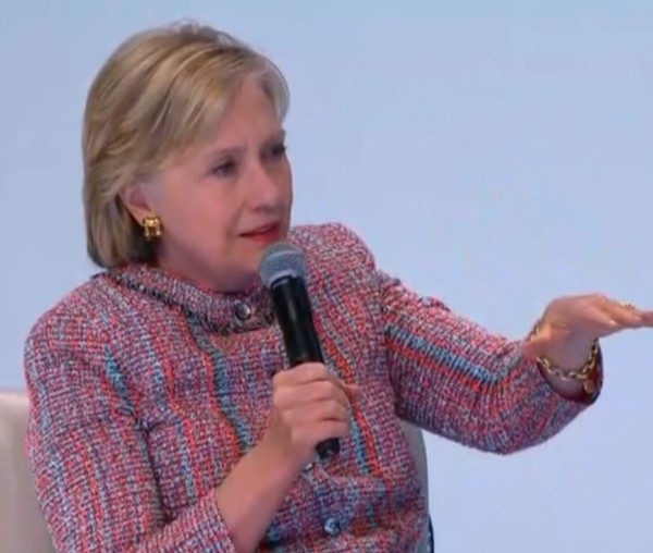 ▲ 미국 대선(11월 8일)이 두 달여 남은 시점에서 美민주당 대선후보 힐러리 클린턴이 선거자금을 모으는데만 집중하고 있다는 비판이 제기돼 눈길을 끌고 있다. 사진은 클린턴.ⓒ美'CNN'중계영상 캡쳐