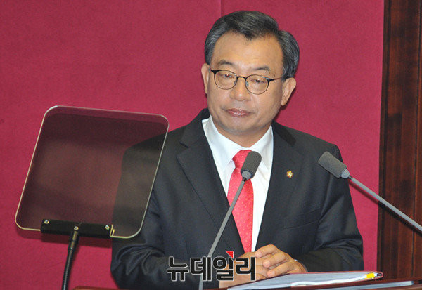 ▲ 새누리당 이정현 대표가 5일 국회 본회의장에서 열린 교섭단체 대표연설 도중 굳은 표정을 짓고 있다. 이정현 대표는 이날 연설에서 김대중정부 시절 국정 비협조와 노무현정권 시절 대통령 탄핵에 대한 사과 의사를 밝혔다. ⓒ뉴데일리 이종현 기자