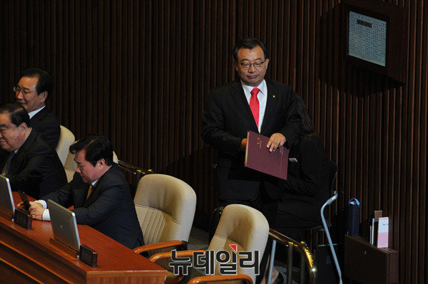 ▲ 새누리당 이정현 대표가 5일 국회 본회의장에서 교섭단체 대표연설을 하기 위해 결연한 표정으로 연단으로 향하고 있다. 이정현 대표는 이날 연설에서 김대중정부 시절 국정 비협조와 노무현정권 시절 대통령 탄핵에 대한 사과 의사를 밝혔다. ⓒ뉴데일리 이종현 기자