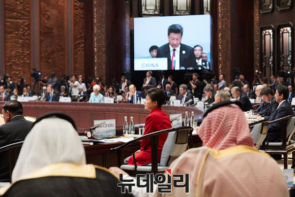 ▲ 지난 4일(현지시간) 중국 항저우에서 열린 G20 정상회의에 참석한 박근혜 대통령이 시진핑 주석의 발언을 듣고 있다. ⓒ뉴데일리