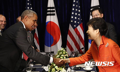 아세안정상회의 참석차 라오스를 방문한 박근혜 대통령이 버락 오바마 미국 대통령과 6일 오후(현지시간) 수도 비엔티안의 랜드마크호텔에서 정상회담을 마치고 악수하고 있다. ⓒ뉴시스