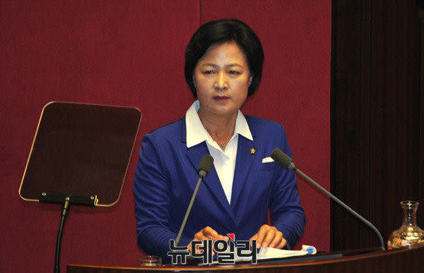 ▲ 더불어민주당 추미애 대표가 6일 교섭단체 대표연설에서 "사드는 북한의 미사일로부터 국민 안전을 책임지지 못하기 때문에 군사적으로 무용지물"이라며 "우리와 손잡고 북한을 설득시켜야 할 중국과 러시아를 등 돌리게 하기에 외교적 패착이다"고 주장했다. ⓒ뉴데일리 이종현 기자