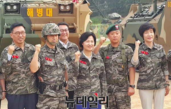 ▲ 더불어민주당 추미애 대표가 6일 경기도 김포시 해병대 2사단을 방문해 "국방을 지키는 일에 소홀암 없도록 지원하겠다"고 했지만 여전히 사드에는 반대입장을 고수하고 있어 어떻게 지원할 것인지 답을 내놔야한다는 지적이 제기된다. ⓒ뉴데일리 김민우 기자