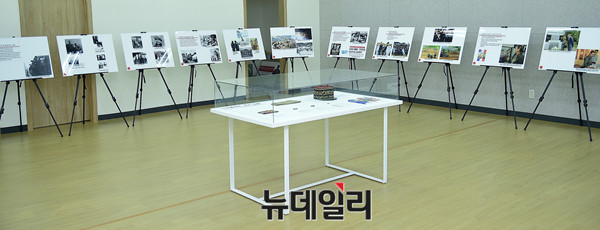 ▲ 전시회 내부, 중앙에 유품이 전시되어있다 ⓒ 뉴데일리 공준표