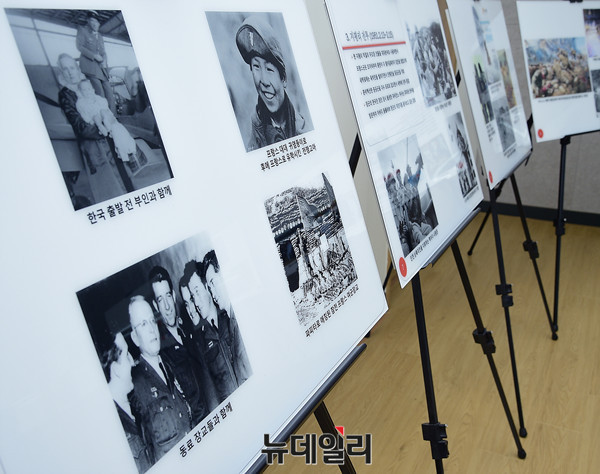 ▲ 전시회 내부, 중앙에 유품이 전시되어있다 ⓒ 뉴데일리 공준표