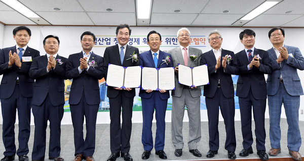 ▲ 경북도가 6일 한국건설기술연구원과 '미래창조형 건설산업 위한 업무협약'을 체결했다.ⓒ경북도 제공