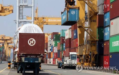 ▲ 부산신항 한진부두 컨테이너 운송 모습.ⓒ연합뉴스