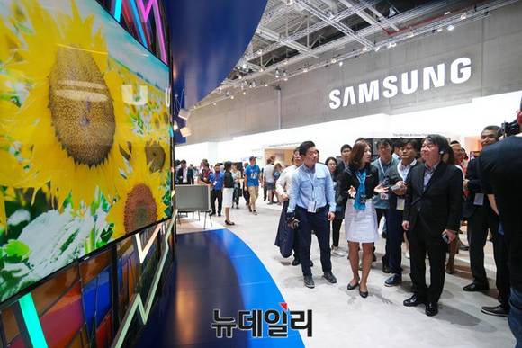 ▲ 안철수 국민의당 전 공동상임대표가 삼성전자 퀀텀닷 SUHD TV에 대한 설명을 듣고 있다. ⓒ뉴데일리DB