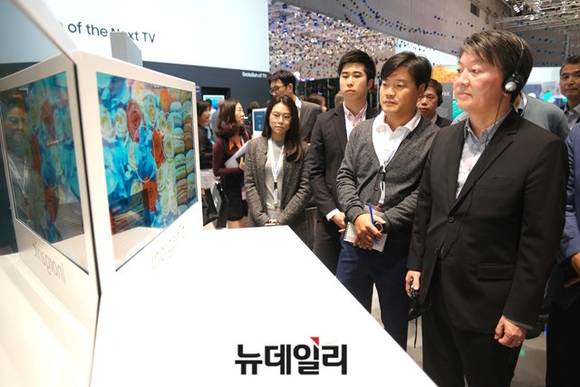 ▲ 안철수 국민의당 전 공동상임대표가 삼성전자의 퀀텀닷 기술력에 대한 설명을 듣고 있다.  ⓒ뉴데일리DB