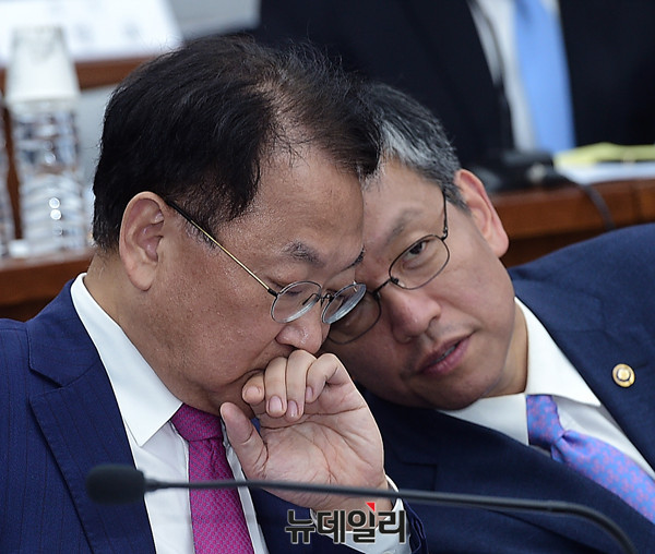 ▲ 왼쪽부터 유일호 경제부총리 겸 기획재정부 장관, 최상목 기획재정부 제1차관 ⓒ 뉴데일리 공준표