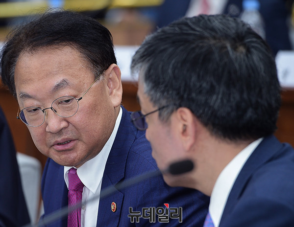 ▲ 왼쪽부터 유일호 경제부총리 겸 기획재정부 장관, 최상목 기획재정부 제1차관 ⓒ 뉴데일리 공준표