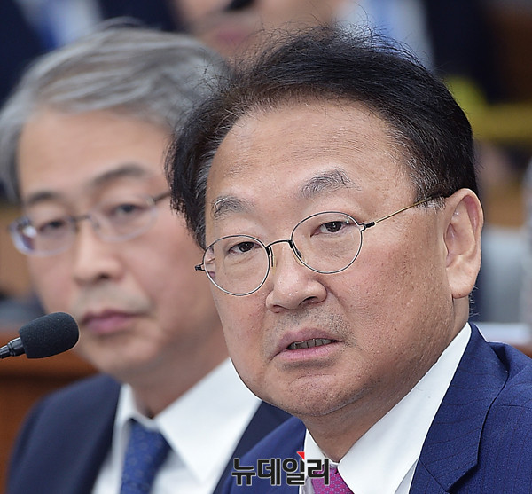 ▲ 왼쪽부터 유일호 경제부총리 겸 기획재정부 장관, 최상목 기획재정부 제1차관 ⓒ 뉴데일리 공준표