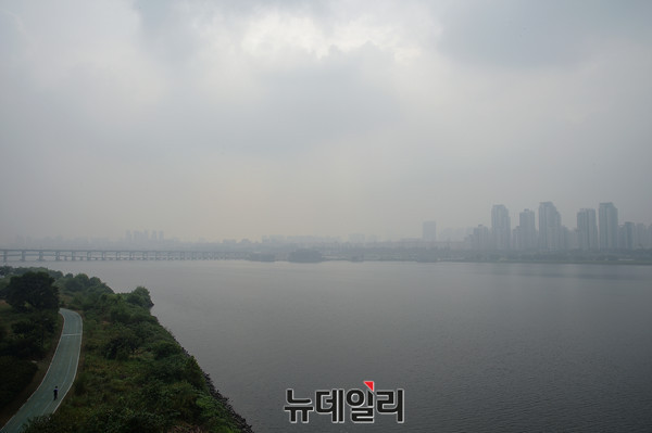 ▲ 동작대교에서 바라본 한강, 안개와 미세먼지가 잔뜩 끼어있다 ⓒ 뉴데일리 공준표