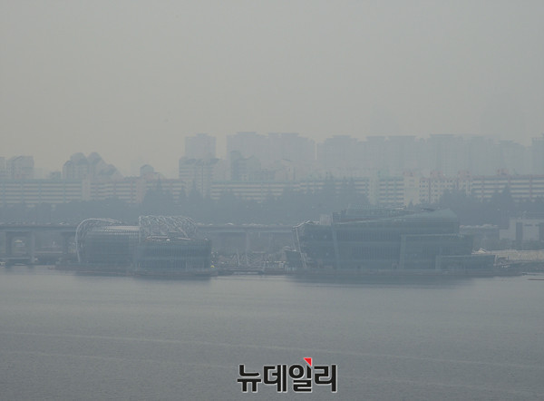 ▲ 안개와 미세먼지가 잔뜩 낀 서울 서초구 새빛섬 ⓒ 뉴데일리 공준표