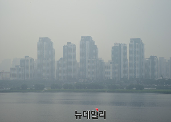 ▲ 안개와 미세먼지가 잔뜩 낀 서울 서초구 새빛섬 ⓒ 뉴데일리 공준표