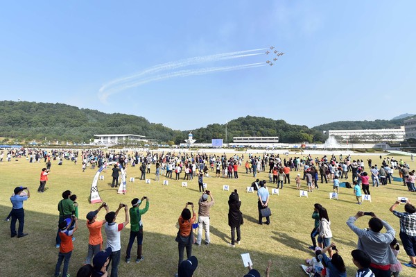 ▲ 스페이스 챌린지 2015 본선대회에서 식전 행사로 블랙이글스 에어쇼가 진행되는 모습 ⓒ 공군
