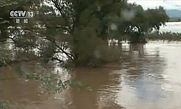 ▲ 10호 태풍 '라이언 록'이 동반한 폭우로 북한에서 홍수가 발생해 60명이 사망하고 25명이 실종됐다. 사진은 中'CCTV' 북한 홍수관련 보도영상 일부.ⓒ中'CCTV'보도영상 캡쳐