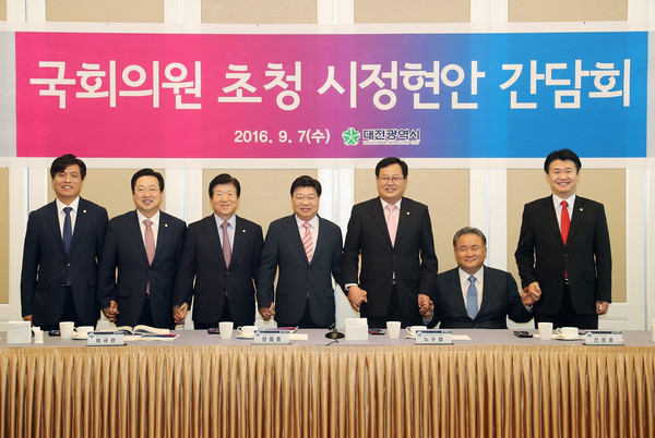 ▲ 사진 왼쪽부터 조승래·이장우·박병석 의원, 권선택 대전시장, 이은권·이상민·정용기 의원.ⓒ대전시