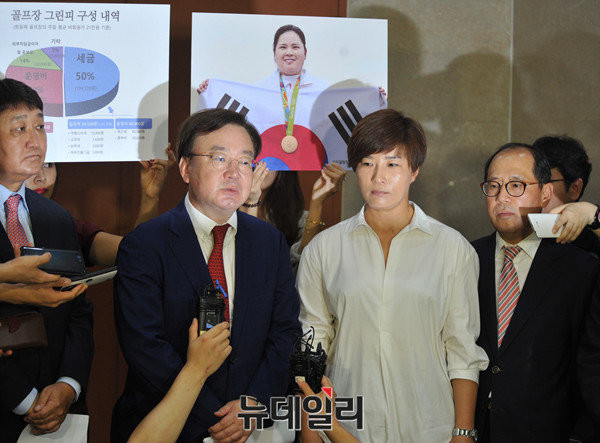 ▲ 새누리당 강효상 의원(왼쪽)과 박세리 리우올림픽 골프 여자대표팀 감독이 7일 국회에서 골프장 입장에 부과되는 개별소비세 폐지를 호소하는 기자회견을 한 뒤 취재진의 질문에 답하고 있다. ⓒ뉴데일리 이종현 기자