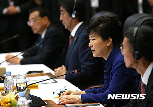 박근혜 대통령이 7일 오후(현지시간) 동남아시아국가연합(ASEAN)+3 정상회의가 열린 라오스 비엔티안 국립컨벤션센터에서 발언하고 있다. ⓒ뉴시스