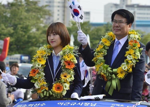 ▲ 리우올림픽 태권도 금메달 김소희 선수(왼쪽)와 이근규 제천시장이 환영 카퍼레이드를 하고 있다ⓒ제천시