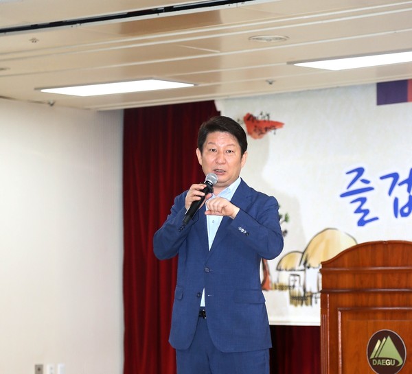 ▲ 권영진 대구시장이 7일 열린 정례조례에서 '청탁금지법'시행에 따른 공무원의 적극적인 행정자세를 주문하고 있다.ⓒ대구시 제공