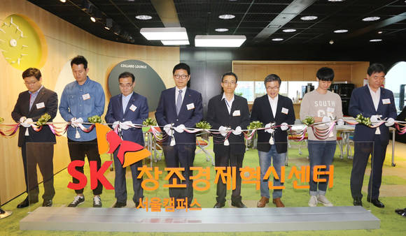 ▲ SK창조경제혁신센터 서울캠퍼스 개소식에서 이형희 SK텔레콤 사업총괄(왼쪽에서 네번째), 김주한 대통령 비서실 과학기술비서관(왼쪽에서 다섯번째)을 비롯한 행사 참석자들이 테이프를 커팅하고 있다.ⓒSK그룹