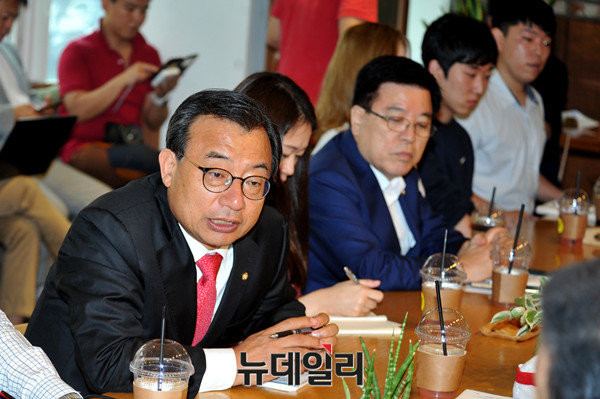 ▲ 지난 7일 청년 일자리를 위한 간담회에 참석한 새누리당 이정현 대표. 뒤로 정책을 총괄하고 있는 같은당 김광림 정책위의장이 보인다. ⓒ뉴데일리 이종현 기자