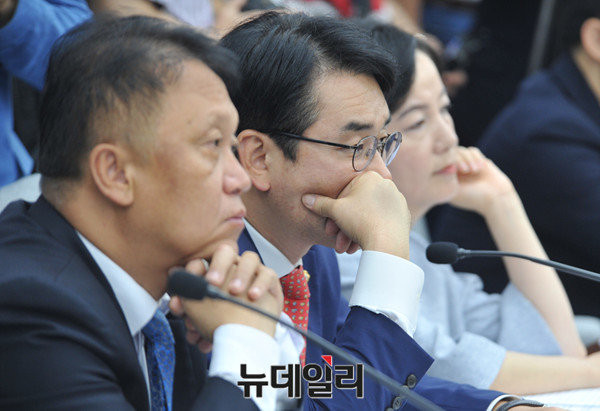 ▲ 8일 국회에서 열린 조선·해운산업 구조조정 청문회에 참석한 더불어민주당과 국민의당 등 야당 의원들이 증인으로 채택된 홍기택 전 산업은행 회장의 불출석에 심각한 표정을 짓고 있다. 사진 왼쪽부터 더불어민주당 민병두 의원과 박용진 의원. ⓒ뉴데일리 이종현 기자